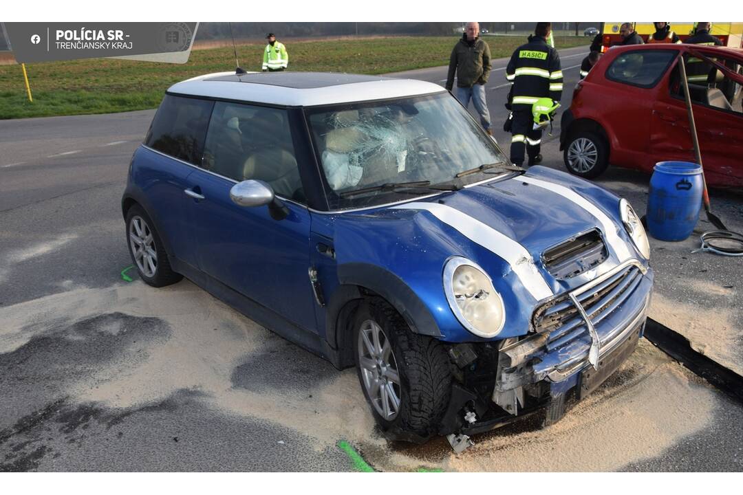FOTO: Výjazd z vedľajšej cesty nedopadol podľa predstáv. Dve autá po ňom poputujú do šrotu, foto 3