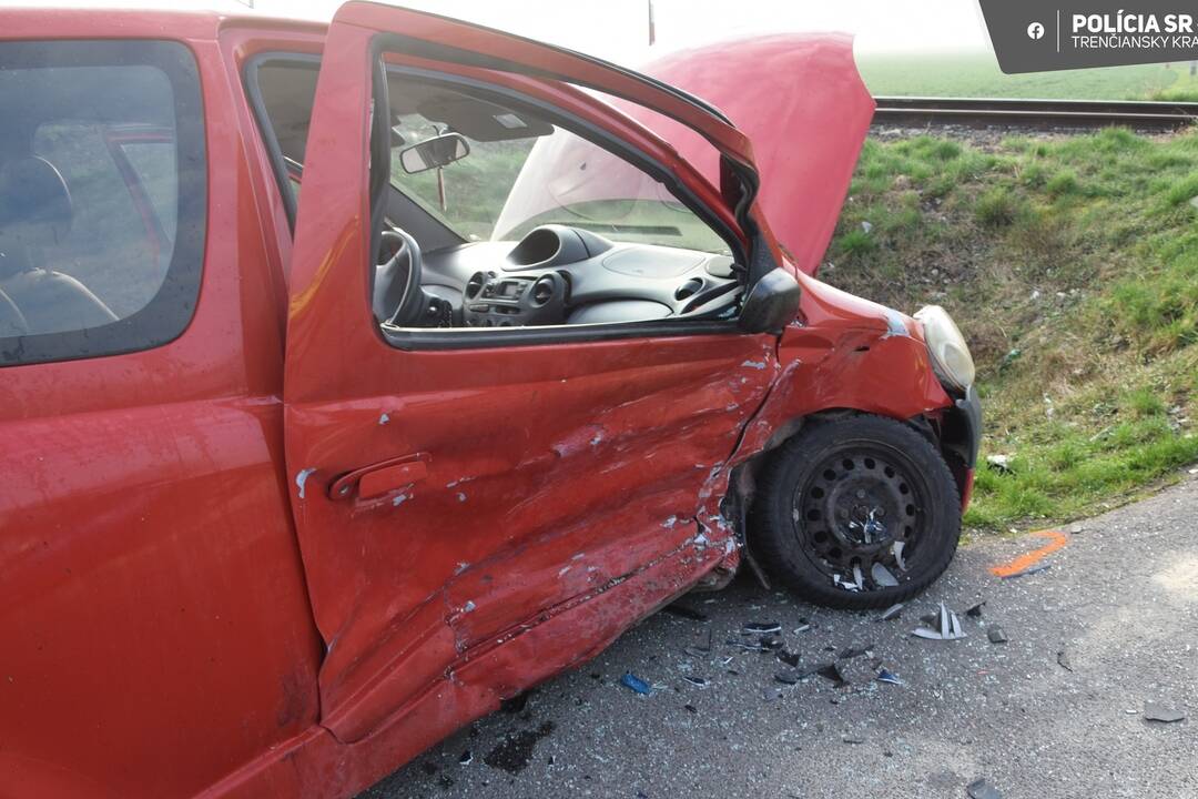 FOTO: Výjazd z vedľajšej cesty nedopadol podľa predstáv. Dve autá po ňom poputujú do šrotu, foto 4