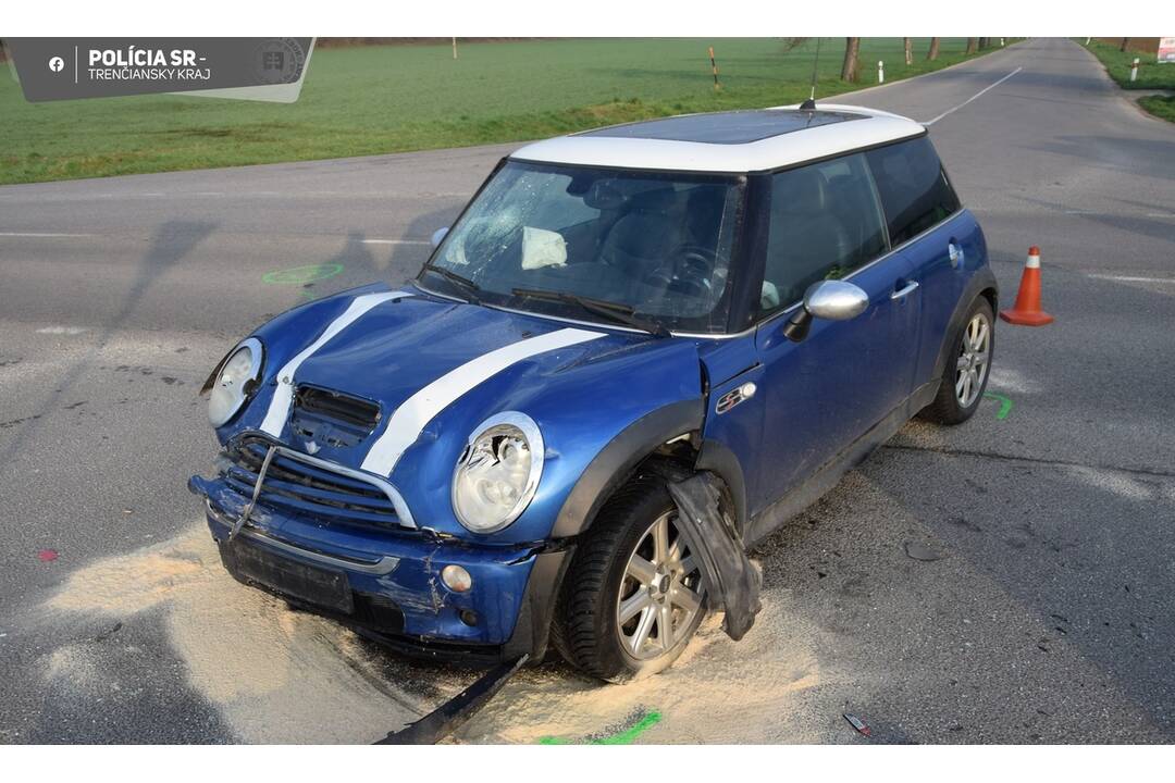 FOTO: Výjazd z vedľajšej cesty nedopadol podľa predstáv. Dve autá po ňom poputujú do šrotu, foto 5
