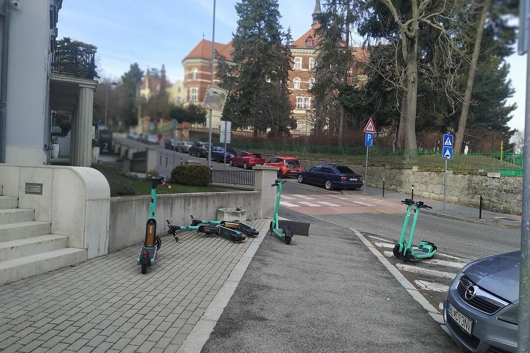 FOTO: Zazvoní tomuto dopravnému prostriedku v slovenských mestách umieráčik? Petíciu za jeho zákaz podpísali stovky ľudí, foto 2