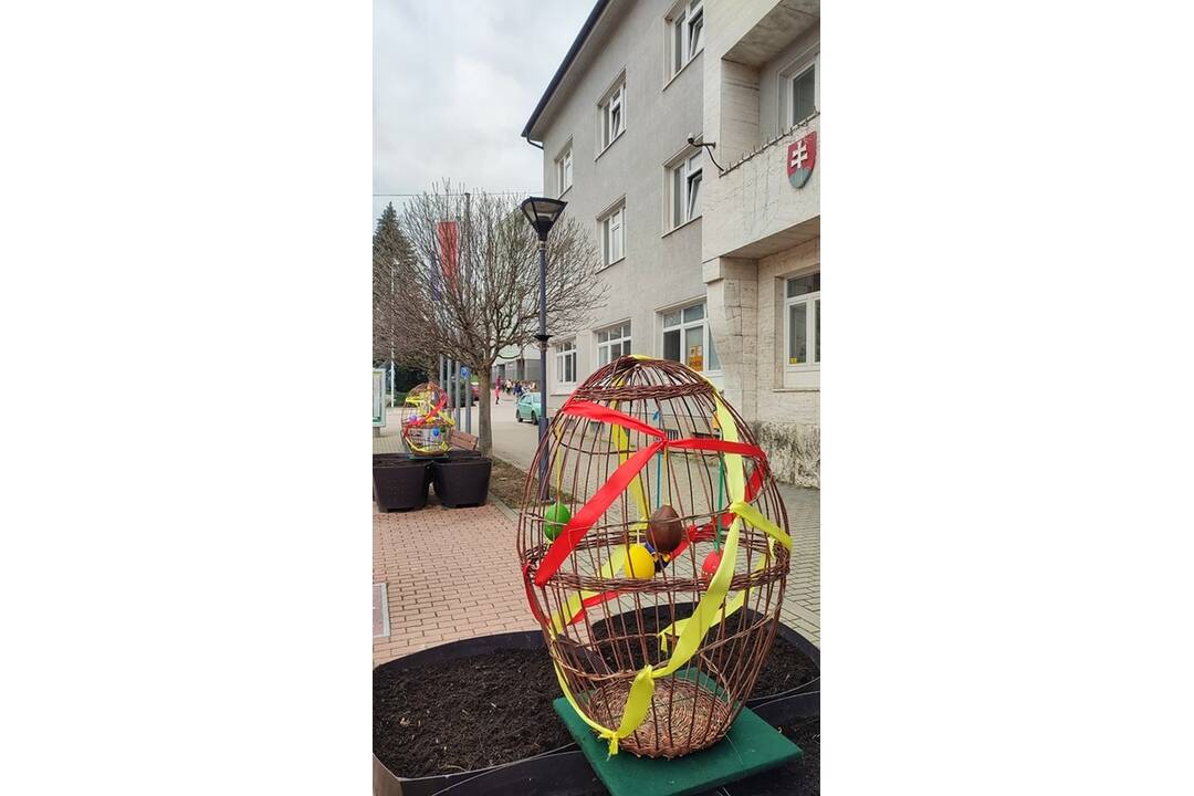 FOTO: Šikovné deti takto krásne vyzdobili Brezovú. Pozrite sa, ako mesto vďaka nim opeknelo, foto 5