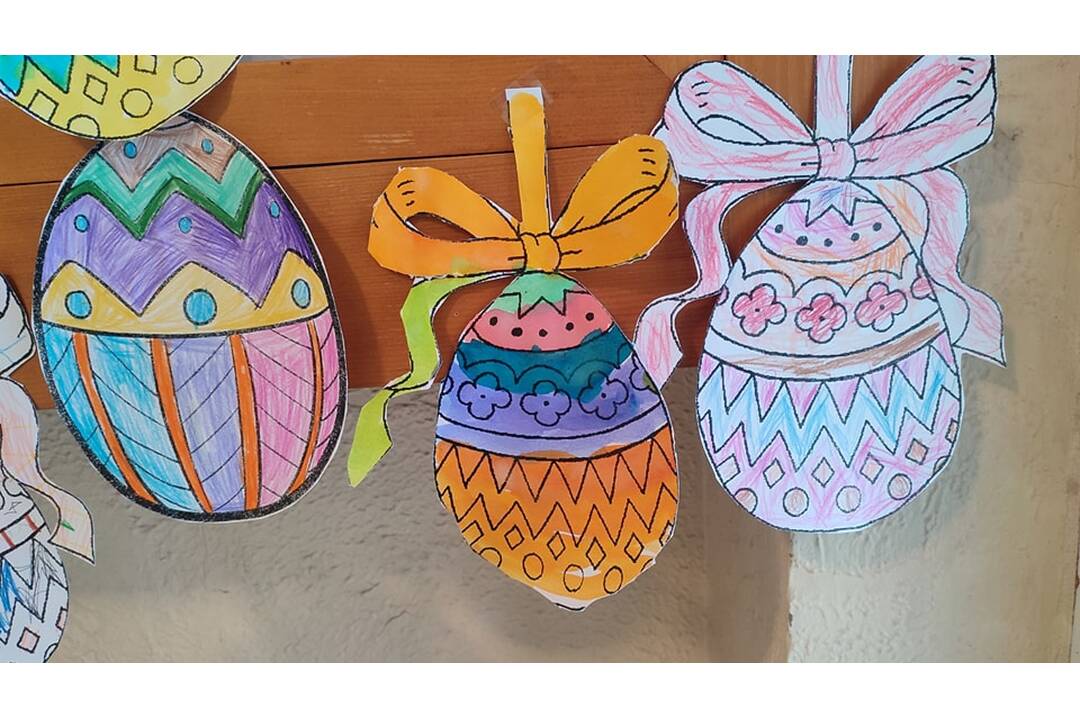 FOTO: Šikovné deti takto krásne vyzdobili Brezovú. Pozrite sa, ako mesto vďaka nim opeknelo, foto 7