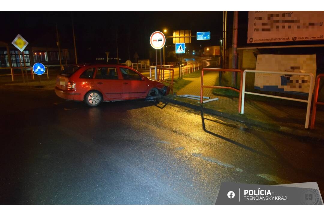 FOTO: Opitý vodič narazil do plota v Ilave, foto 1