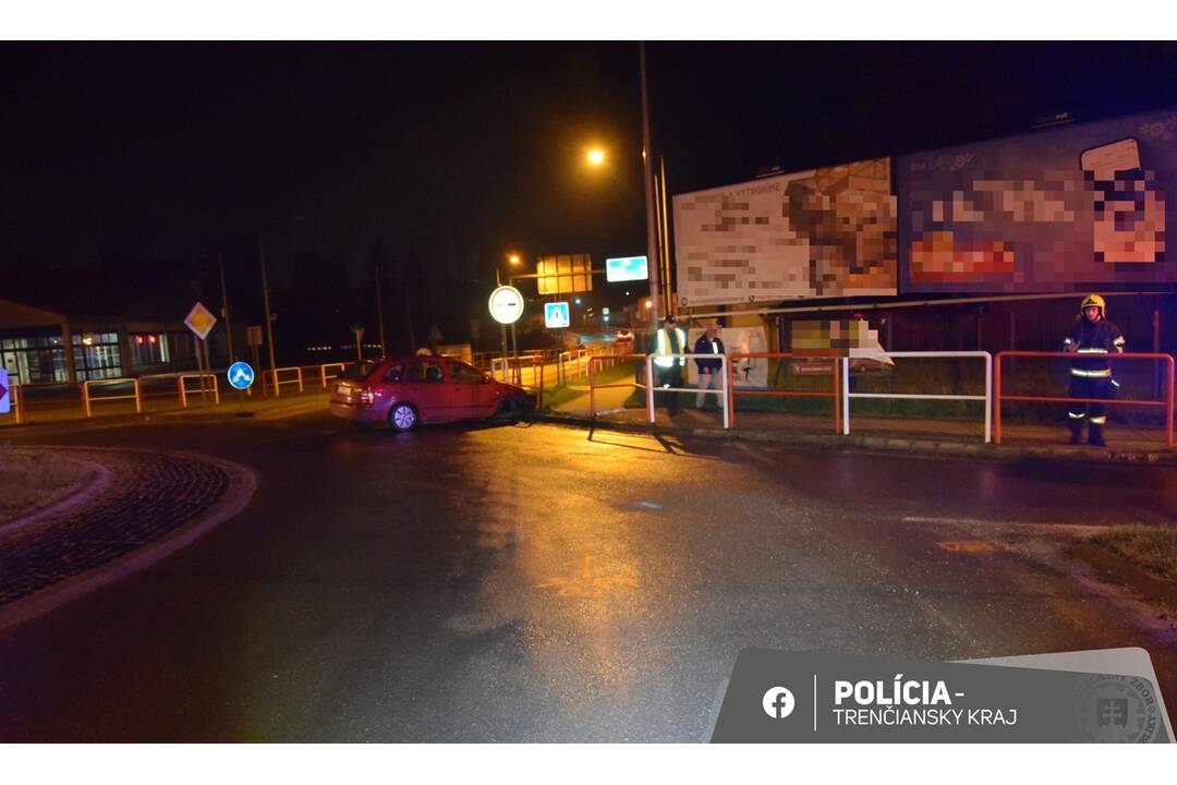 FOTO: Opitý vodič narazil do plota v Ilave, foto 2