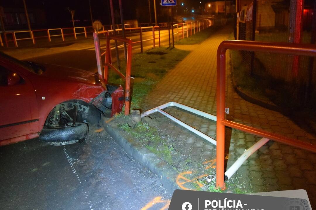 FOTO: Opitý vodič narazil do plota v Ilave, foto 3