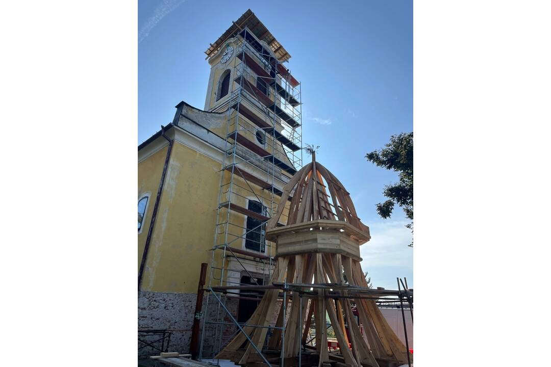 FOTO: Vežička kostola v Krásne má novú helmicu, foto 6