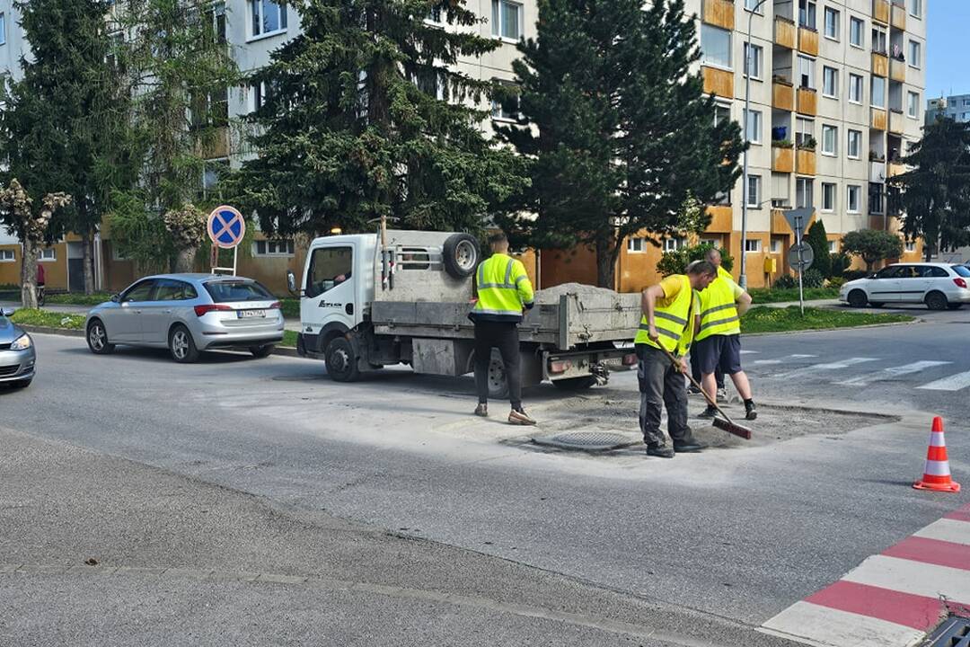 FOTO: Práce na lokálnych cestách v Púchove, foto 4