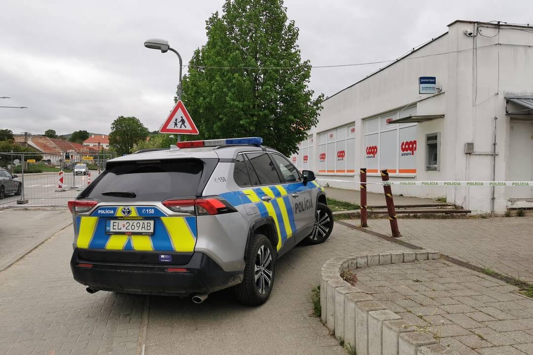 FOTO: V Čachticiach zasahovala opäť polícia. Vyčíňali tam bankomatoví zlodeji, foto 1