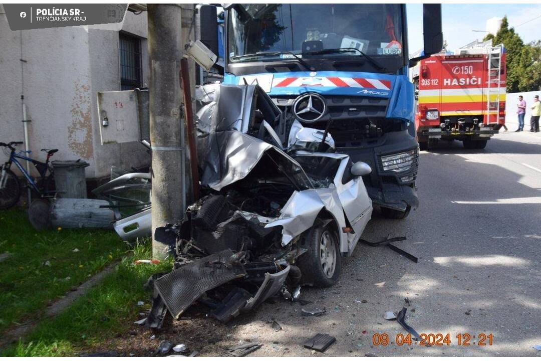 FOTO: Smetiarske auto zrámovalo všetko, čo mu prišlo do cesty, foto 1