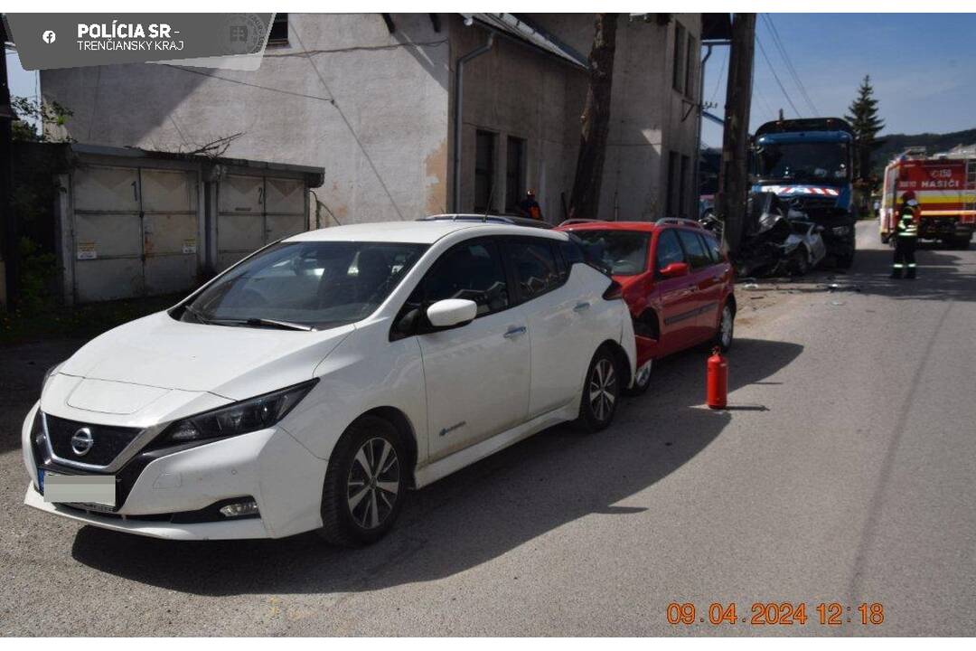 FOTO: Smetiarske auto zrámovalo všetko, čo mu prišlo do cesty, foto 2