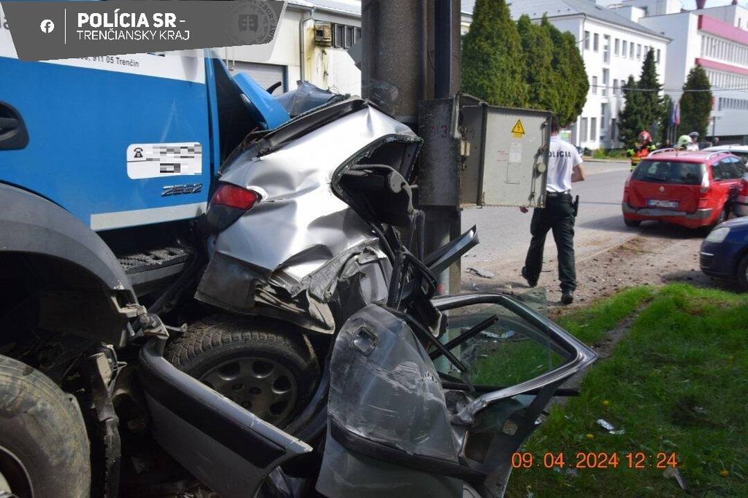 FOTO: Smetiarske auto zrámovalo všetko, čo mu prišlo do cesty, foto 3
