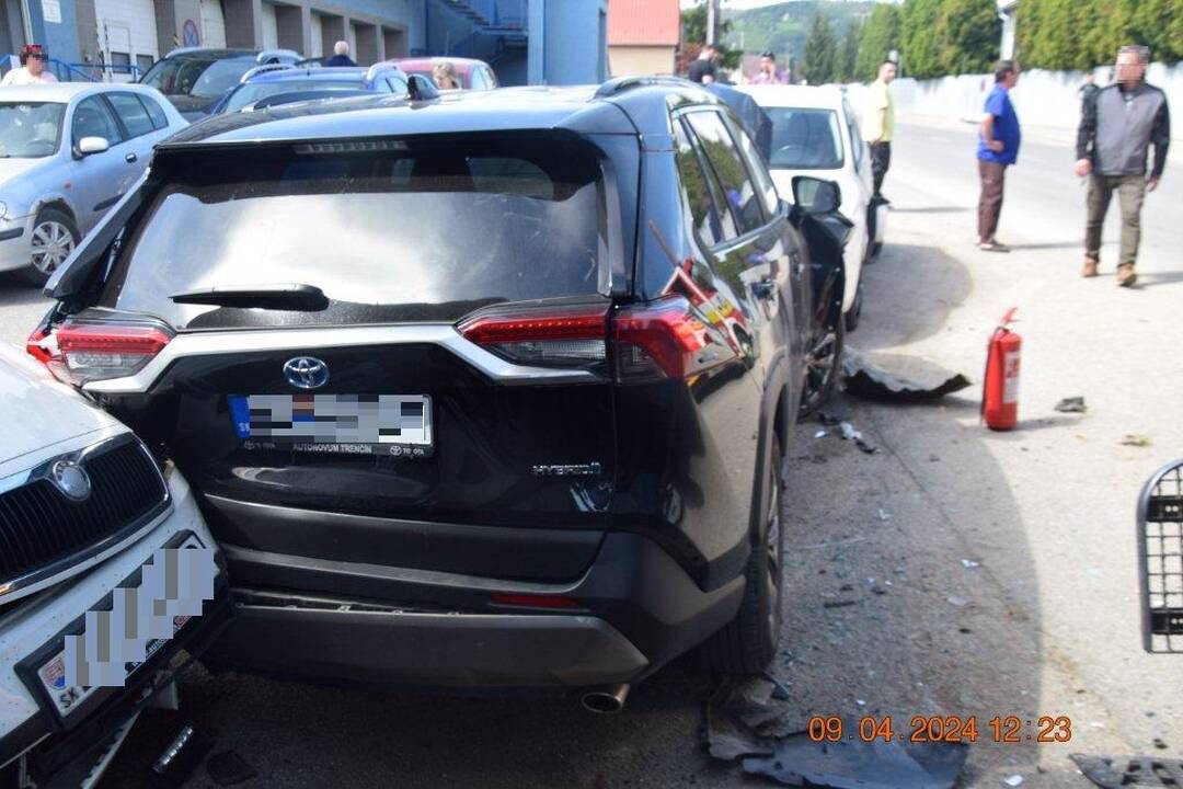 FOTO: Smetiarske auto zrámovalo všetko, čo mu prišlo do cesty, foto 4