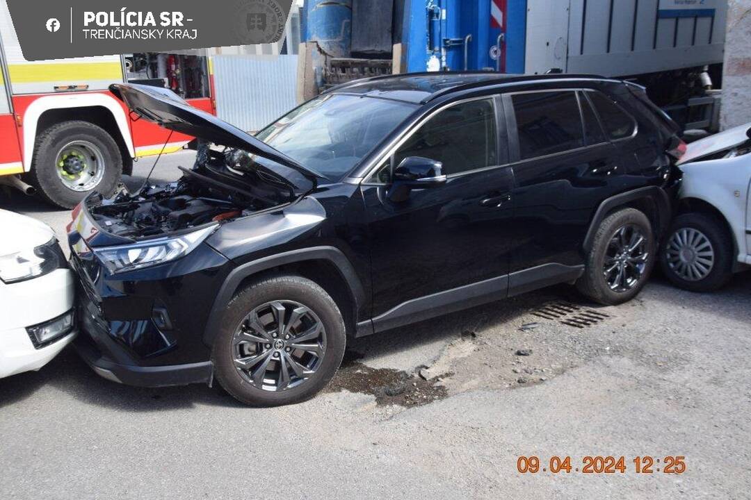 FOTO: Smetiarske auto zrámovalo všetko, čo mu prišlo do cesty, foto 5