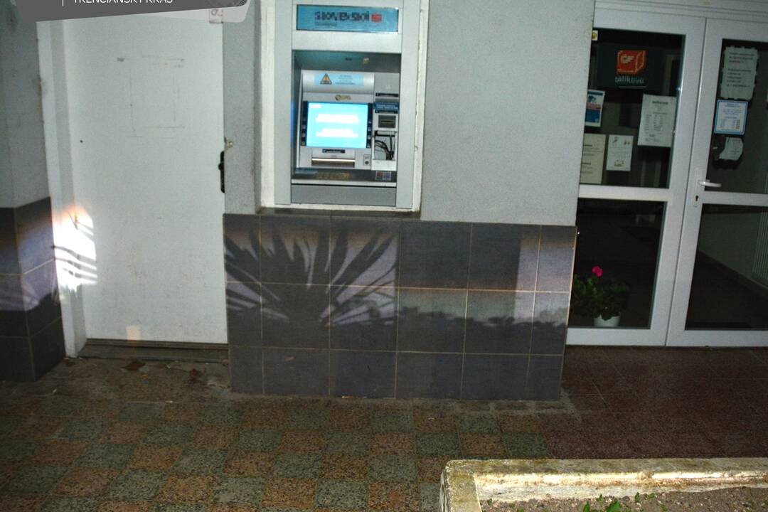 FOTO: Neúspešní bankomatoví zlodeji. Dva bankomaty zničené, no lup žiadny, foto 2