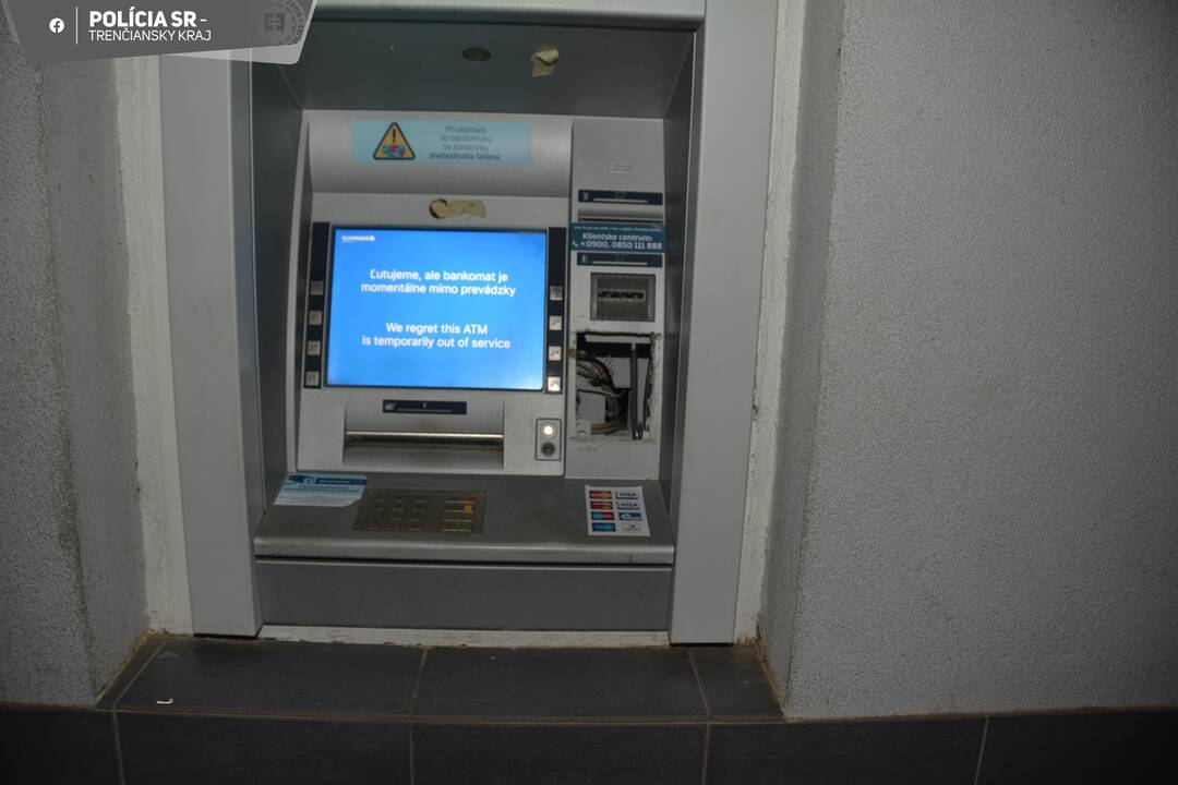 FOTO: Neúspešní bankomatoví zlodeji. Dva bankomaty zničené, no lup žiadny, foto 3