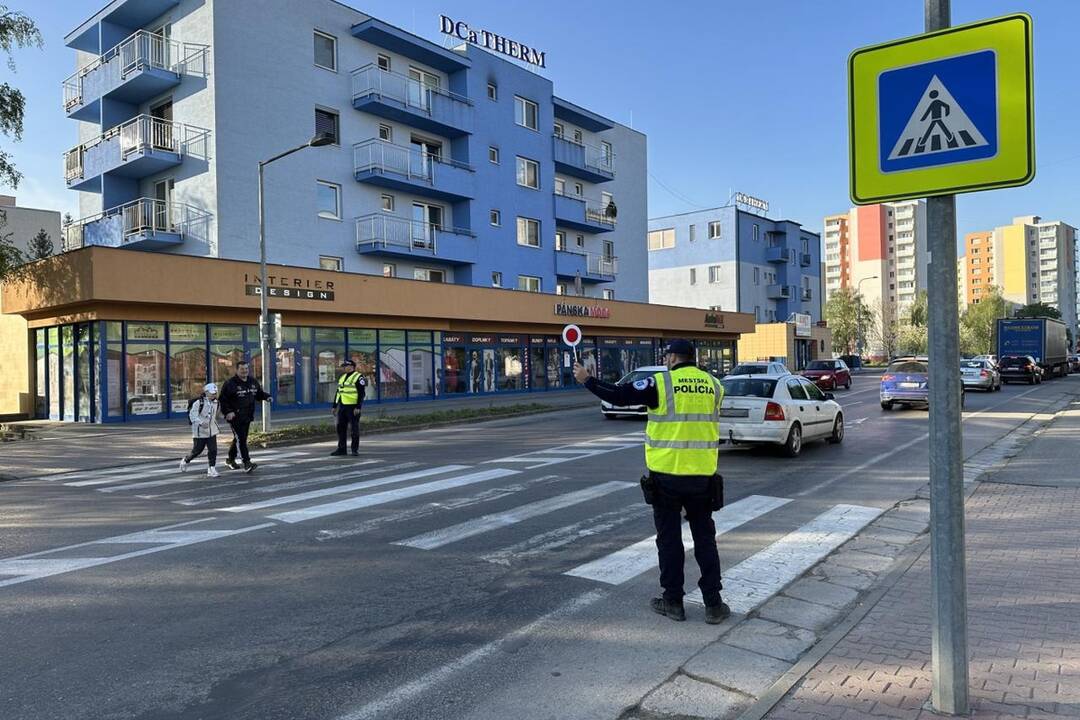 FOTO: Hliadky na priechodoch späť v akcii. Mestská polícia obnovuje hliadky v ranných hodinách, foto 1