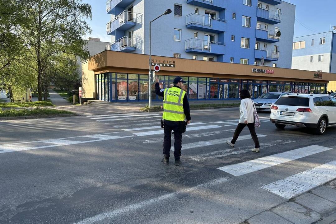 FOTO: Hliadky na priechodoch späť v akcii. Mestská polícia obnovuje hliadky v ranných hodinách, foto 2