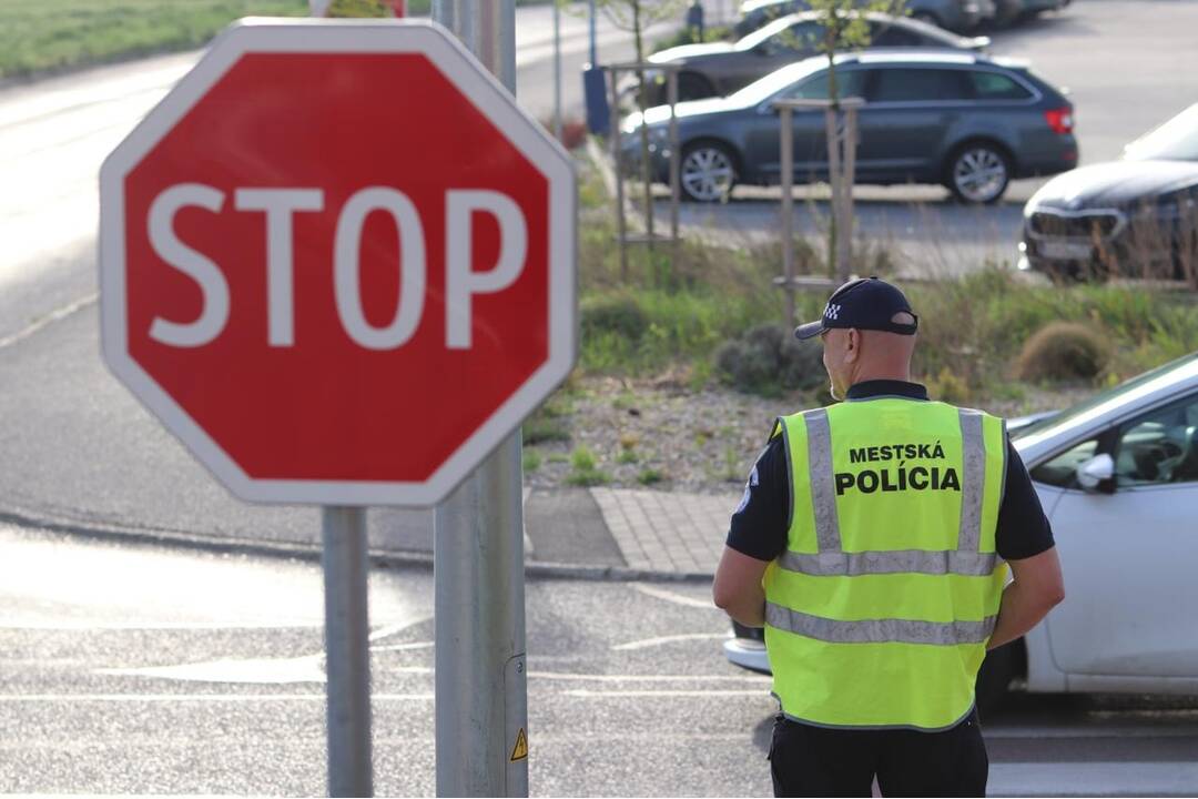 FOTO: Hliadky na priechodoch späť v akcii. Mestská polícia obnovuje hliadky v ranných hodinách, foto 3