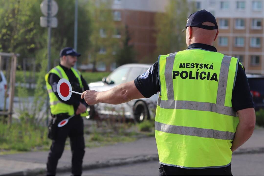 FOTO: Hliadky na priechodoch späť v akcii. Mestská polícia obnovuje hliadky v ranných hodinách, foto 4