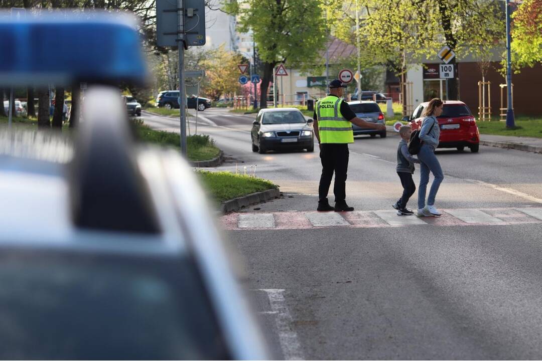 FOTO: Hliadky na priechodoch späť v akcii. Mestská polícia obnovuje hliadky v ranných hodinách, foto 6