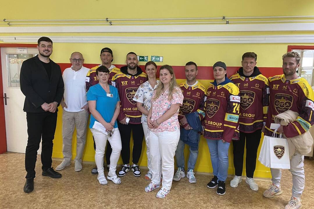 FOTO: Hviezdy v nemocnici. Malých pacientov prišli potešiť trenčianski hokejisti, foto 1