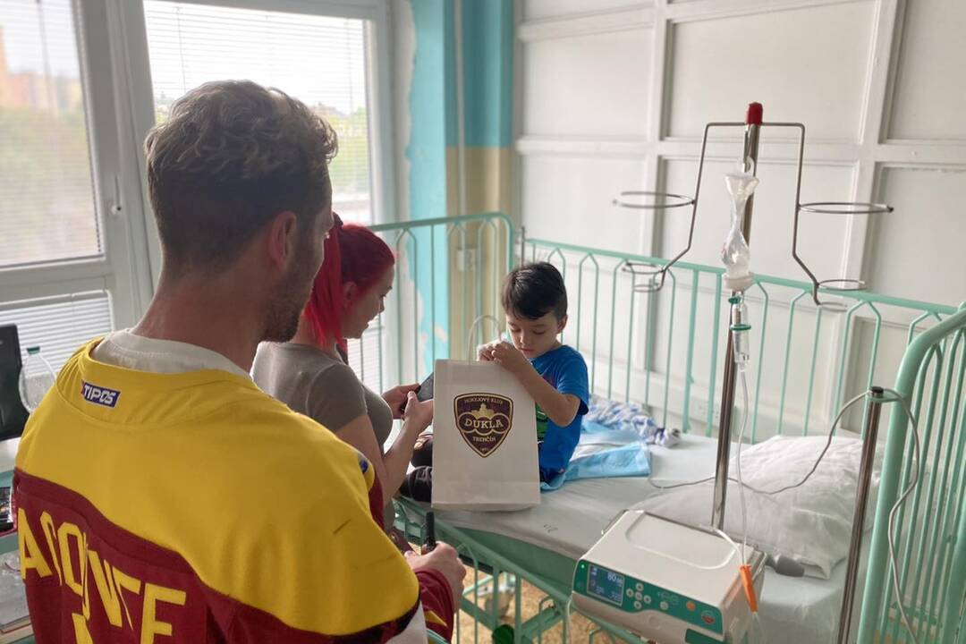 FOTO: Hviezdy v nemocnici. Malých pacientov prišli potešiť trenčianski hokejisti, foto 2