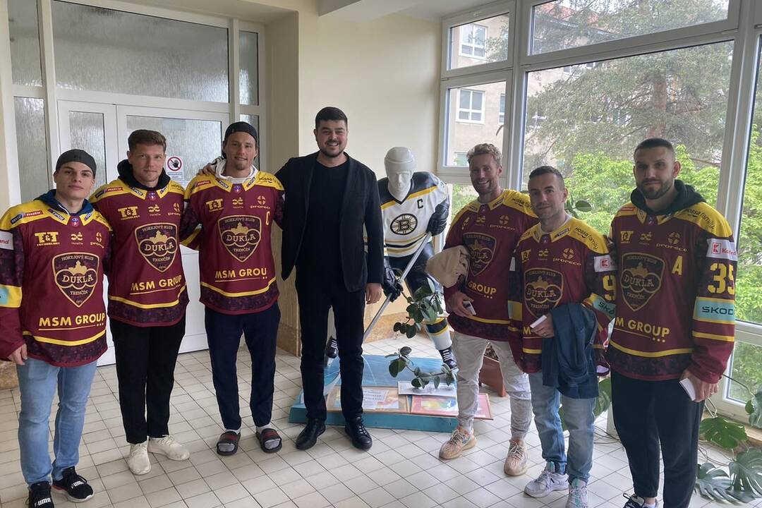 FOTO: Hviezdy v nemocnici. Malých pacientov prišli potešiť trenčianski hokejisti, foto 3