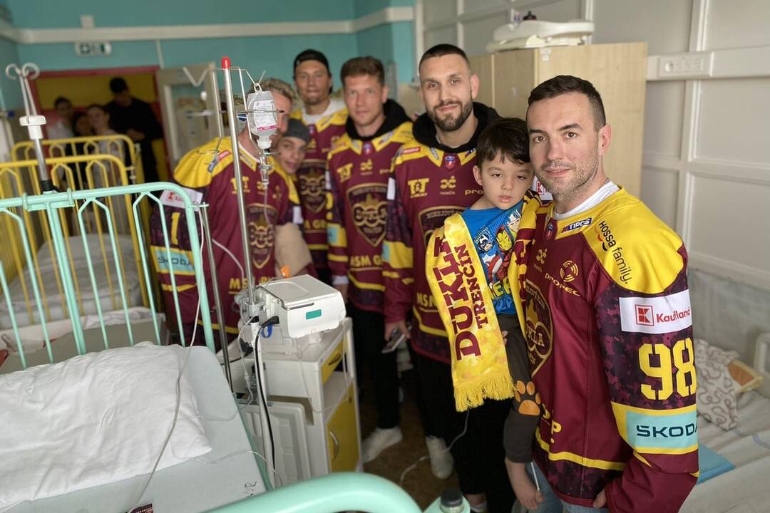FOTO: Hviezdy v nemocnici. Malých pacientov prišli potešiť trenčianski hokejisti, foto 4