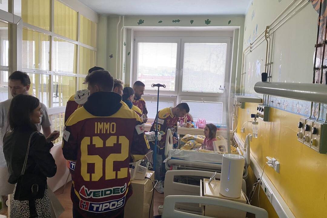 FOTO: Hviezdy v nemocnici. Malých pacientov prišli potešiť trenčianski hokejisti, foto 5