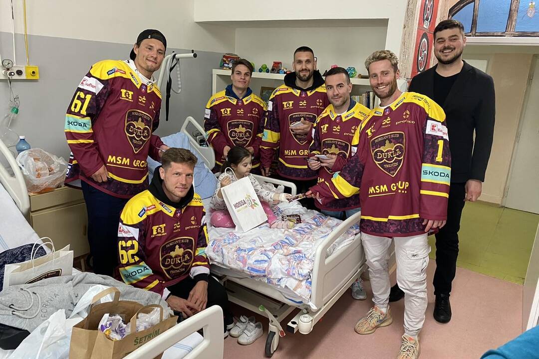 FOTO: Hviezdy v nemocnici. Malých pacientov prišli potešiť trenčianski hokejisti, foto 6