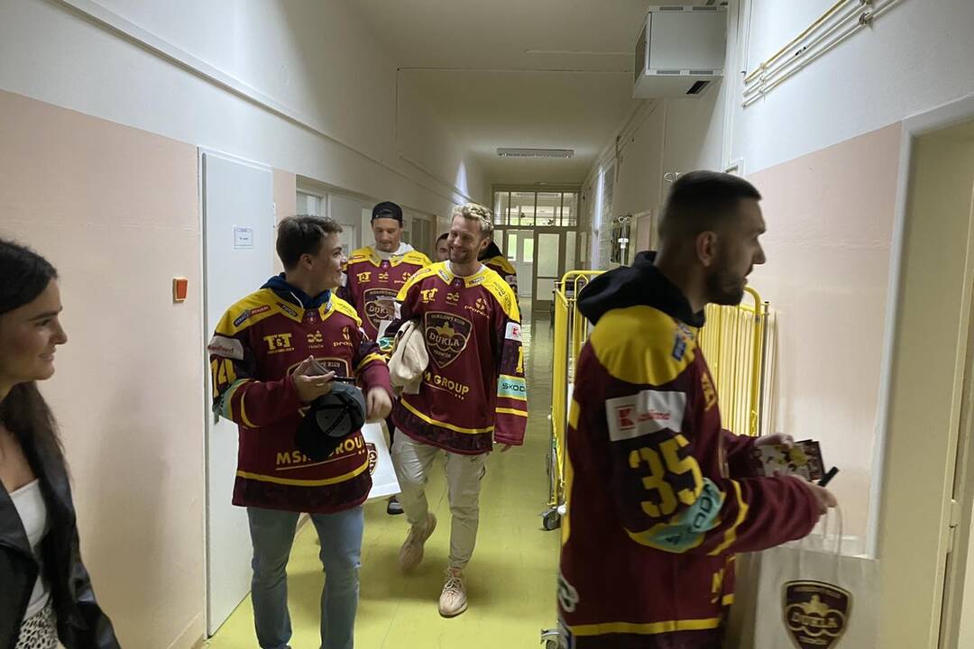 FOTO: Hviezdy v nemocnici. Malých pacientov prišli potešiť trenčianski hokejisti, foto 7