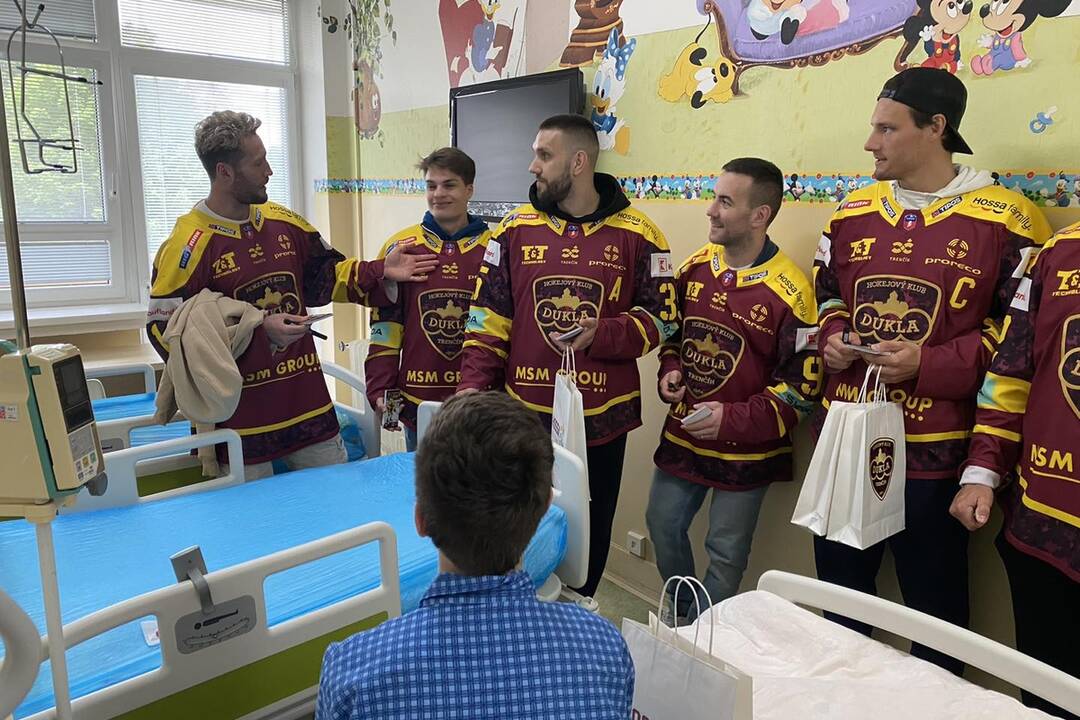 FOTO: Hviezdy v nemocnici. Malých pacientov prišli potešiť trenčianski hokejisti, foto 8