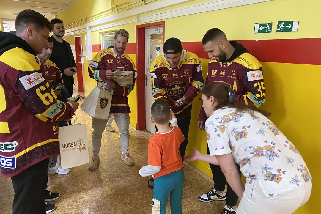 FOTO: Hviezdy v nemocnici. Malých pacientov prišli potešiť trenčianski hokejisti, foto 9