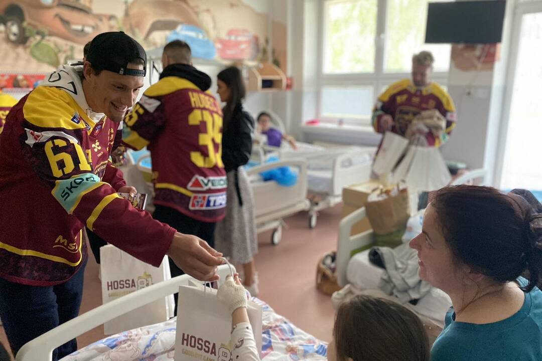 FOTO: Hviezdy v nemocnici. Malých pacientov prišli potešiť trenčianski hokejisti, foto 10