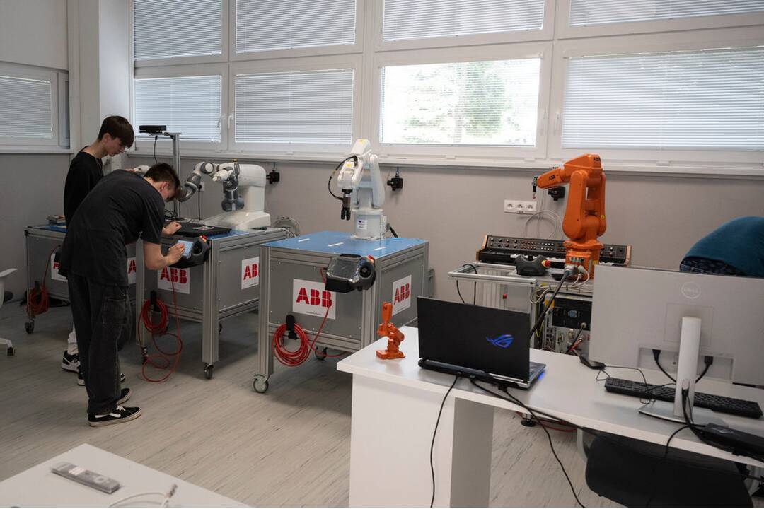 FOTO: Vynovené učebne Strednej priemyselnej školy v Starej Turej, foto 4