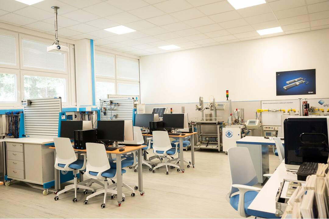FOTO: Vynovené učebne Strednej priemyselnej školy v Starej Turej, foto 6