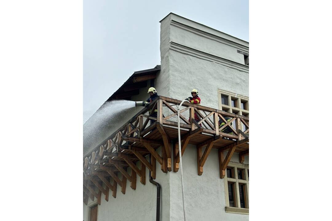 FOTO: Na Trenčianskom hrade zasahovali hasiči. Dostať sa tam s technikou je ale riadna fuška , foto 1