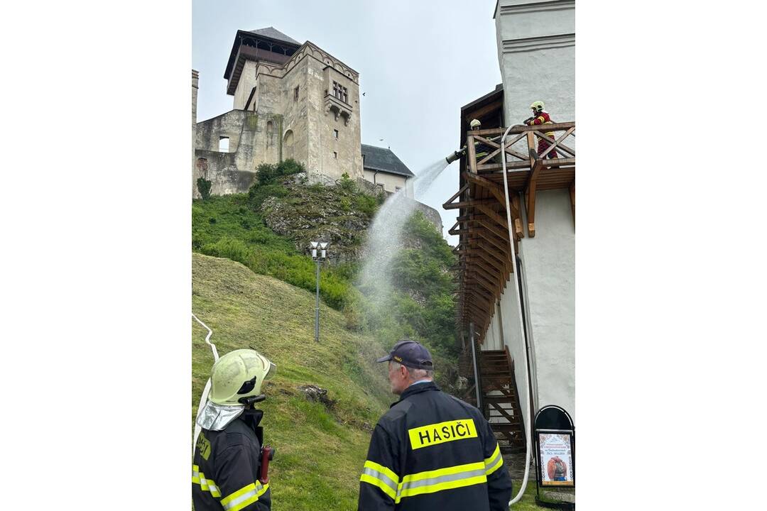 FOTO: Na Trenčianskom hrade zasahovali hasiči. Dostať sa tam s technikou je ale riadna fuška , foto 2