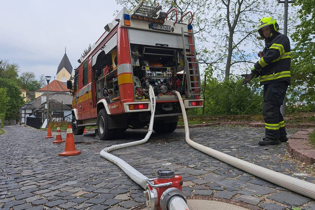 FOTO: Na Trenčianskom hrade zasahovali hasiči. Dostať sa tam s technikou je ale riadna fuška , foto 3