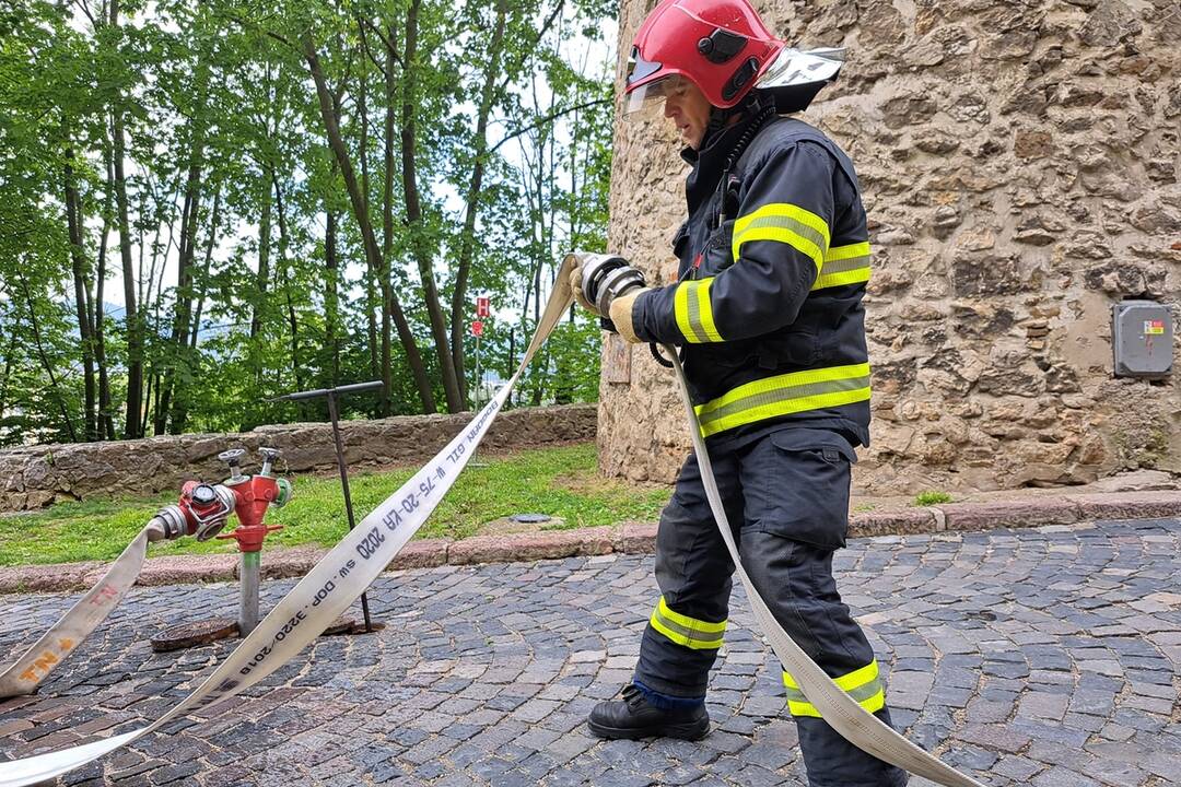FOTO: Na Trenčianskom hrade zasahovali hasiči. Dostať sa tam s technikou je ale riadna fuška , foto 4
