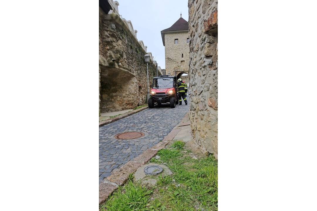 FOTO: Na Trenčianskom hrade zasahovali hasiči. Dostať sa tam s technikou je ale riadna fuška , foto 5