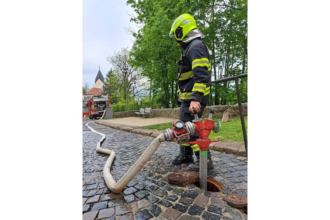 FOTO: Na Trenčianskom hrade zasahovali hasiči. Dostať sa tam s technikou je ale riadna fuška , foto 6