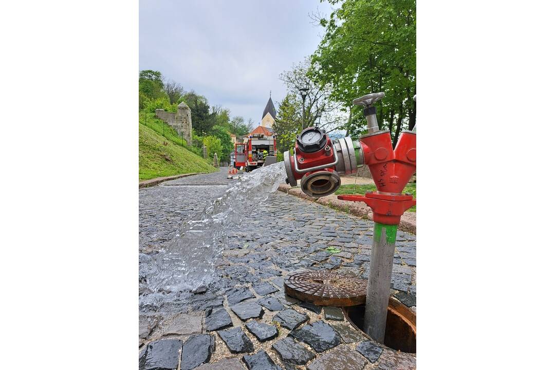 FOTO: Na Trenčianskom hrade zasahovali hasiči. Dostať sa tam s technikou je ale riadna fuška , foto 7