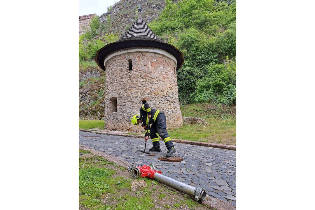 FOTO: Na Trenčianskom hrade zasahovali hasiči. Dostať sa tam s technikou je ale riadna fuška , foto 9