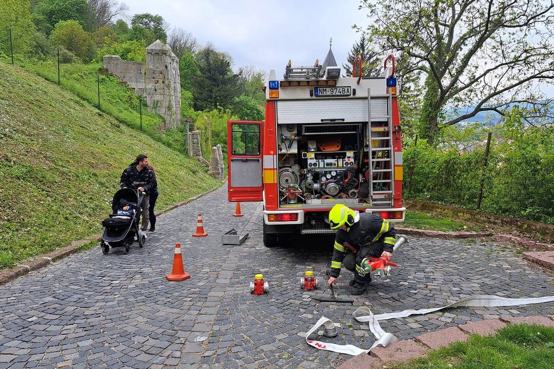 FOTO: Na Trenčianskom hrade zasahovali hasiči. Dostať sa tam s technikou je ale riadna fuška , foto 10