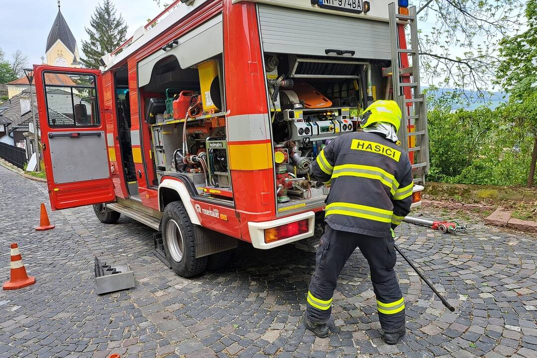 FOTO: Na Trenčianskom hrade zasahovali hasiči. Dostať sa tam s technikou je ale riadna fuška , foto 11