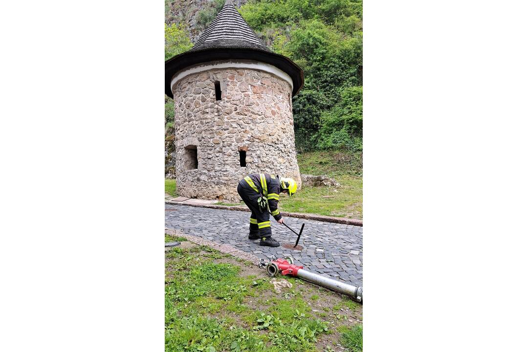 FOTO: Na Trenčianskom hrade zasahovali hasiči. Dostať sa tam s technikou je ale riadna fuška , foto 12