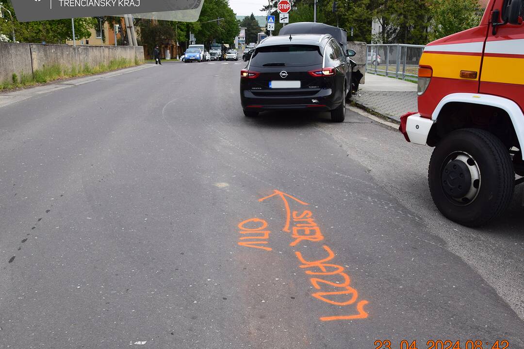 FOTO: Vodička „na šrot“ zošrotovala v Prievidzi na moste auto, foto 1