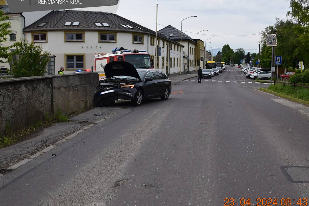 FOTO: Vodička „na šrot“ zošrotovala v Prievidzi na moste auto, foto 2