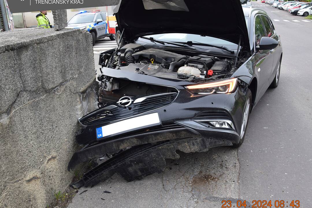 FOTO: Vodička „na šrot“ zošrotovala v Prievidzi na moste auto, foto 3